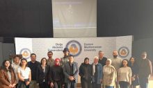 KÜRESEL FARKINDALIĞA DAÜ İMZASI: KIBRIS’IN İLK ‘MAVİ IŞIĞI’ DOĞU AKDENİZ ÜNİVERSİTESİ’NDE YANDI