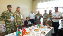 Azərbaycanlı yazar Etibar Həsənzadə Daşkəsən rayonunun Vətən müharibəsi qaziləri ilə görüşüb
